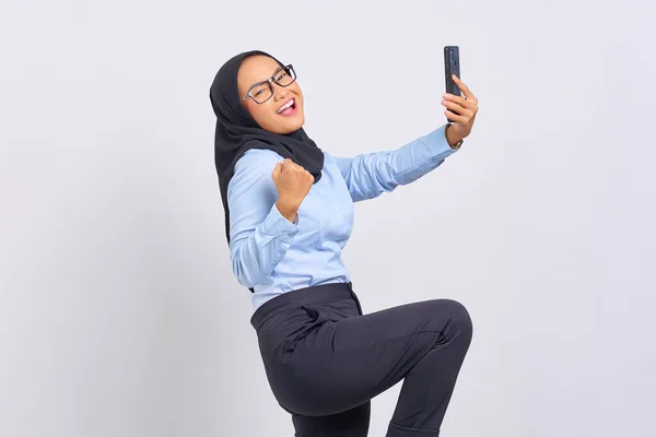 Porträtt Upphetsad Ung Asiatisk Kvinna Med Hjälp Mobiltelefon Och Fira — Stockfoto