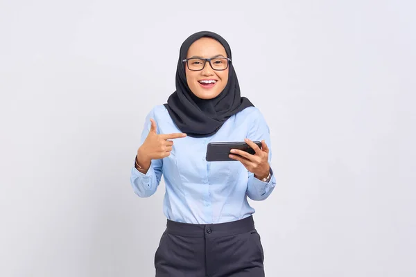 Portrét Veselé Mladé Asijské Ženy Hrát Hru Mobilním Telefonu Izolované — Stock fotografie