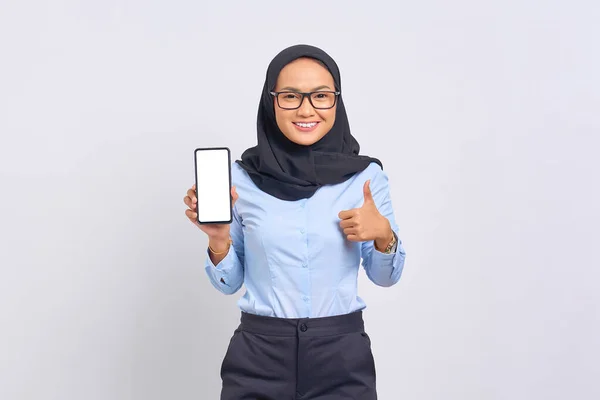 Boş Ekranlı Cep Telefonu Gösteren Neşeli Asyalı Genç Bir Kadının — Stok fotoğraf