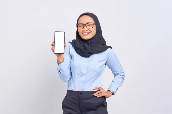 Retrato Una Joven Asiática Sonriente Mostrando Teléfono Móvil Blanco Aislado —  Fotos de Stock