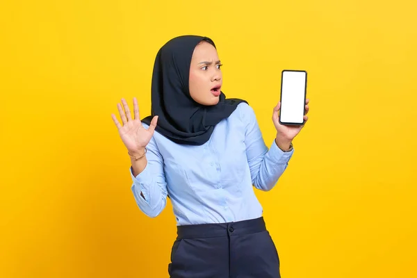 배경에 고립된 전화를 아시아 여성의 — 스톡 사진