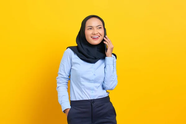 Retrato Joven Mujer Asiática Alegre Hablando Teléfono Móvil Aislado Sobre — Foto de Stock