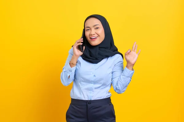 Cep Telefonuyla Konuşan Mutlu Genç Asyalı Kadın Portresi Sarı Arka — Stok fotoğraf
