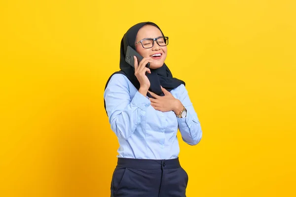 Sarı Arka Planda Cep Telefonuyla Konuşan Mutlu Genç Asyalı Kadın — Stok fotoğraf