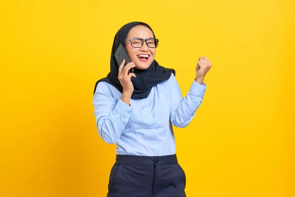 Cep Telefonuyla Konuşan Başarıyı Kutlayan Neşeli Asyalı Genç Bir Kadının — Stok fotoğraf