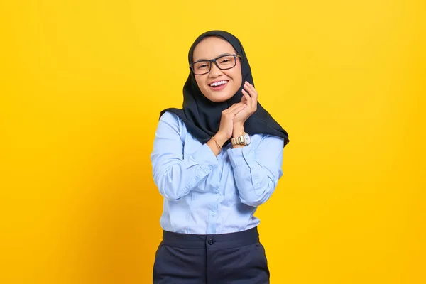 Ritratto Giovane Donna Asiatica Sorridente Strofina Mani Sente Gioioso Denti — Foto Stock