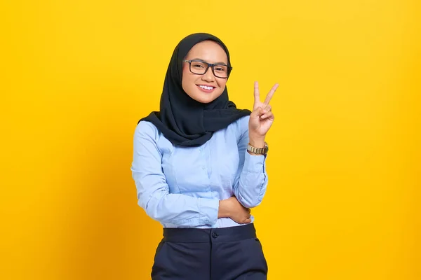 Retrato Una Joven Asiática Sonriente Mostrando Signo Paz Con Los — Foto de Stock