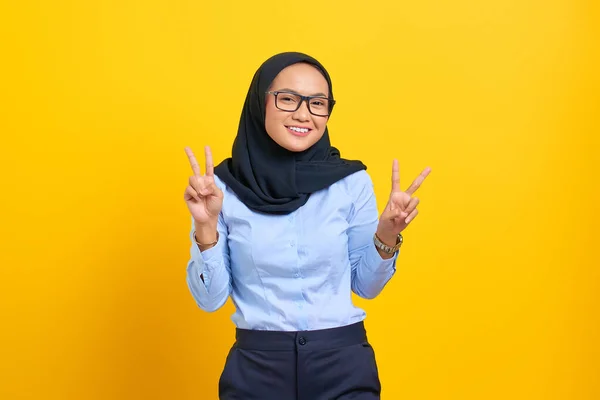 Gülümseyen Asyalı Genç Bir Kadının Portresi Barış Işaretini Parmaklarıyla Gösteriyor — Stok fotoğraf