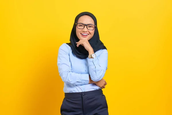 Sarı Arka Planda Mutlu Kendinden Emin Görünen Güzel Asyalı Bir — Stok fotoğraf
