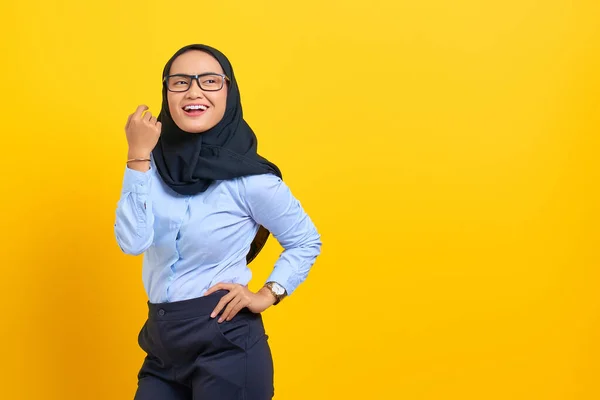 Retrato Una Joven Asiática Sonriente Cogida Mano Sobre Cadera Mirando —  Fotos de Stock