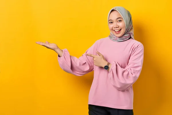 Sonriente Joven Mujer Asiática Camisa Rosa Mostrando Espacio Copia Palma — Foto de Stock