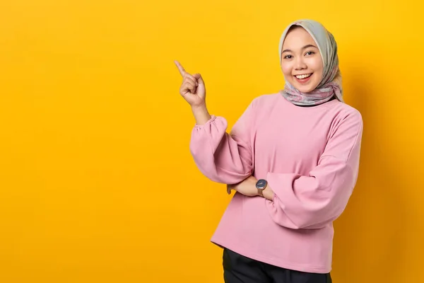 Veselý Mladý Asijské Žena Růžové Košili Ukazující Prsty Kopírovat Prostor — Stock fotografie