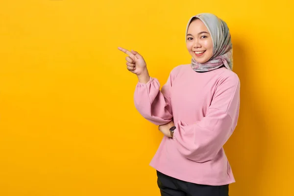 Joven Mujer Asiática Alegre Camisa Rosa Señalando Los Dedos Espacio —  Fotos de Stock