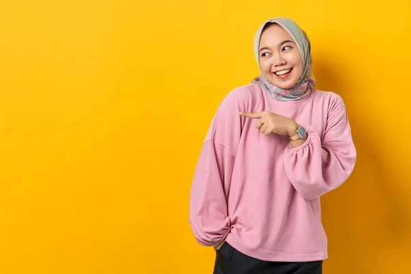 Joven Mujer Asiática Alegre Camisa Rosa Señalando Los Dedos Espacio —  Fotos de Stock