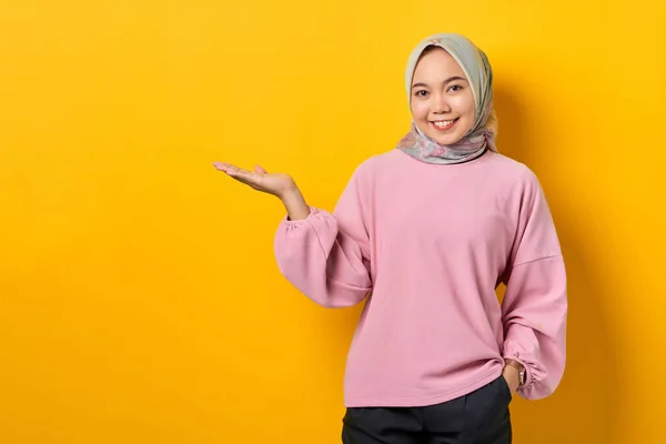 Sonriente Joven Mujer Asiática Camisa Rosa Mostrando Espacio Copia Palma — Foto de Stock