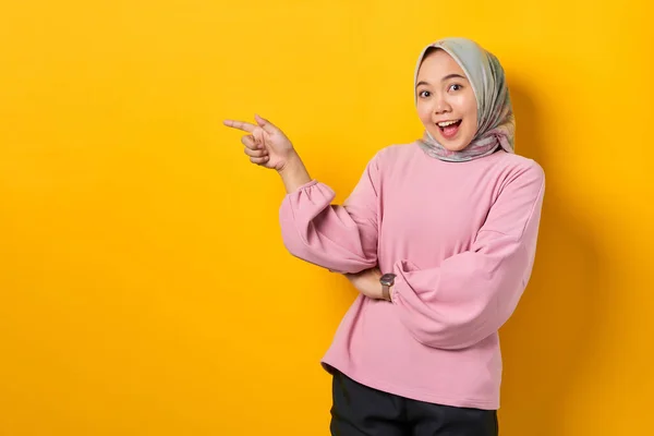 Mulher Asiática Nova Surpreendente Camisa Rosa Que Aponta Dedos Espaço — Fotografia de Stock