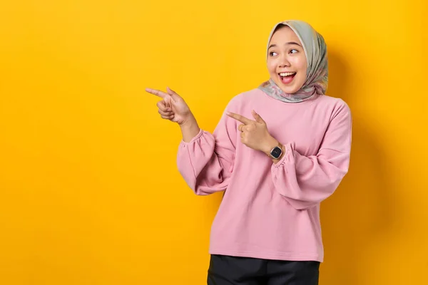 Amazed Young Asian Woman Pink Shirt Pointing Fingers Copy Space — Stock Photo, Image