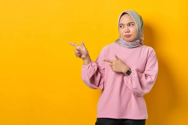 Jovem Mulher Asiática Perturbada Camisa Rosa Apontando Dedos Espaço Cópia — Fotografia de Stock
