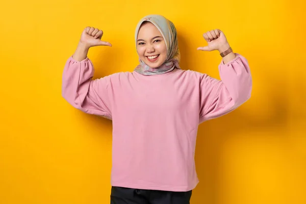 Veselý Mladý Asijské Žena Růžové Košili Ukazuje Sebe Hrdou Žlutém — Stock fotografie