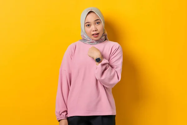 Impresionada Joven Asiática Con Camisa Rosa Apuntándose Misma Sobre Fondo —  Fotos de Stock