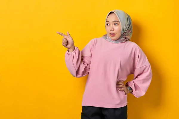 Mujer Asiática Joven Asombrada Camisa Rosa Apuntando Con Los Dedos —  Fotos de Stock