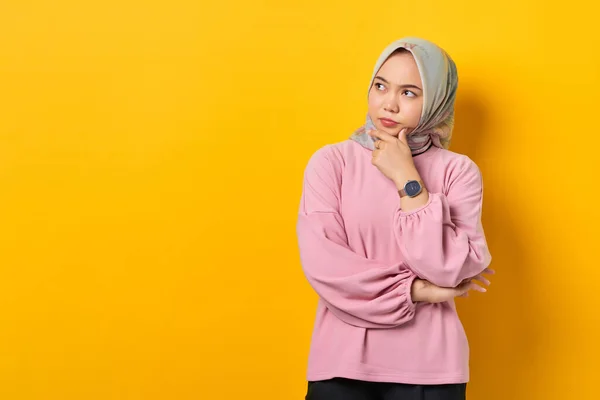 Pensativo Joven Mujer Asiática Rosa Camisa Seriamente Pensando Una Pregunta —  Fotos de Stock