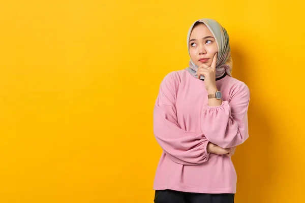 Pensativo Joven Mujer Asiática Rosa Camisa Seriamente Pensando Una Pregunta — Foto de Stock