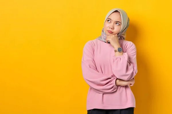 Pensiva Giovane Donna Asiatica Camicia Rosa Sembra Seriamente Pensando Una — Foto Stock