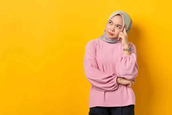 Pensivo Jovem Mulher Asiática Camisa Rosa Olha Seriamente Pensando Sobre — Fotografia de Stock