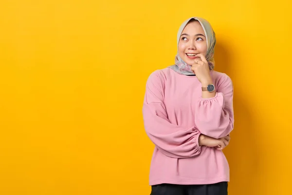 Pensativo Joven Mujer Asiática Rosa Camisa Seriamente Pensando Una Pregunta —  Fotos de Stock