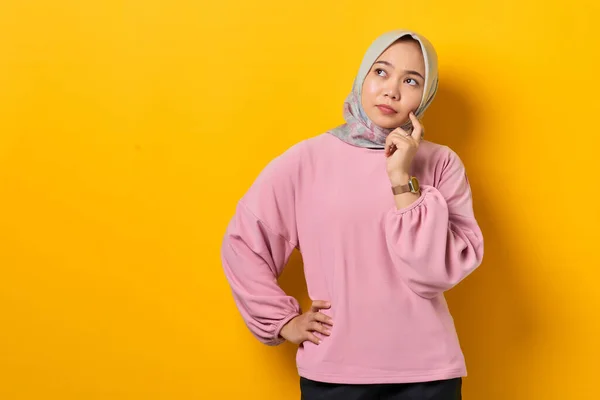 Pensivo Jovem Mulher Asiática Camisa Rosa Olha Seriamente Pensando Sobre — Fotografia de Stock