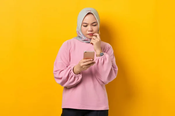 Pensive Jovem Mulher Asiática Camisa Rosa Usando Smartphone Pensando Uma — Fotografia de Stock