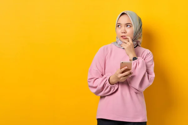 Pensive Νεαρή Ασιάτισσα Γυναίκα Ροζ Πουκάμισο Χρησιμοποιώντας Smartphone Σκέφτεται Για — Φωτογραφία Αρχείου