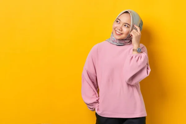 Glimlachende Jonge Aziatische Vrouw Roze Shirt Weg Kijken Naar Kopieerruimte — Stockfoto