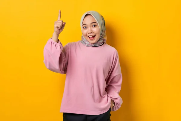 Sorprendido Joven Mujer Asiática Camisa Rosa Señalando Los Dedos Hacia —  Fotos de Stock