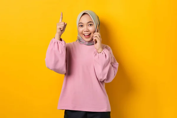 Smiling Young Asian Woman Pink Shirt Talking Mobile Phone Pointing — Stock Photo, Image