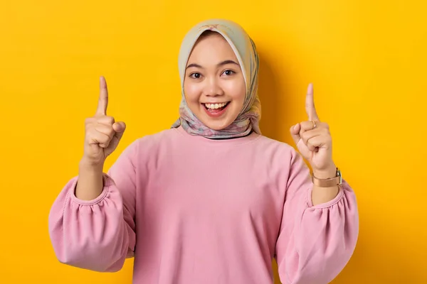 Emocionado Joven Mujer Asiática Camisa Rosa Señalando Dedo Hacia Arriba — Foto de Stock