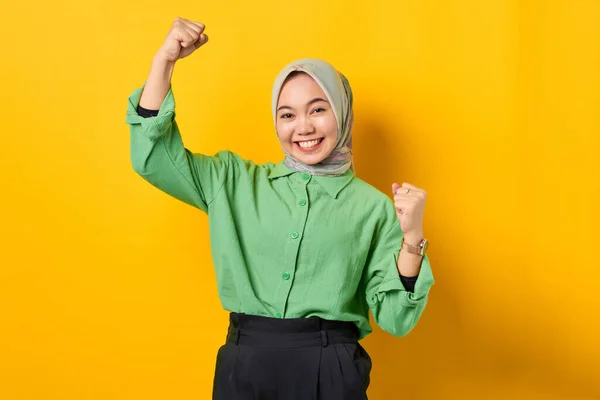 Eccitato Giovane Donna Asiatica Camicia Verde Alzato Mani Celebrando Successo — Foto Stock