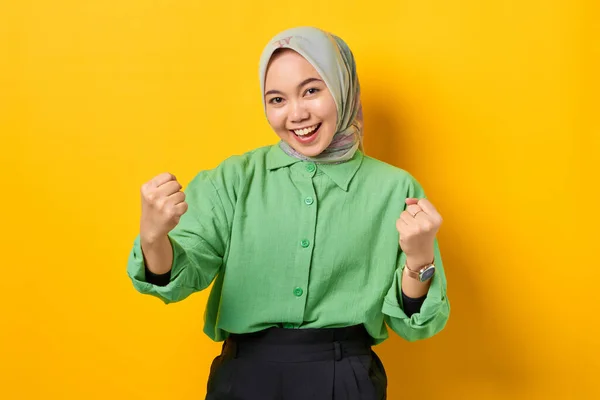 Heyecanlı Yeşil Tişörtlü Genç Asyalı Kadın Sarı Arka Planda Başarıyı — Stok fotoğraf