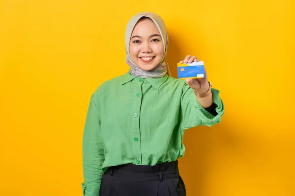 Sorridente Giovane Donna Asiatica Una Camicia Verde Mostrando Carta Credito — Foto Stock
