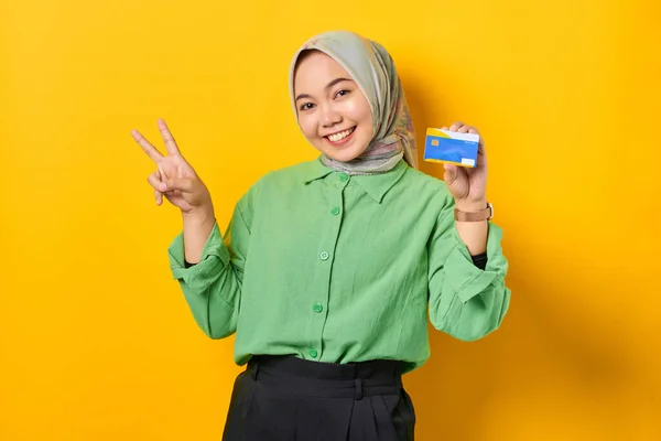 Yeşil Tişörtlü Elinde Kredi Kartı Olan Gülümseyen Genç Asyalı Kadın — Stok fotoğraf