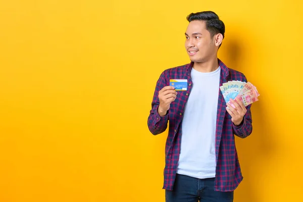 Sonriente Joven Asiático Con Camisa Cuadros Sosteniendo Billetes Dinero Mostrando — Foto de Stock