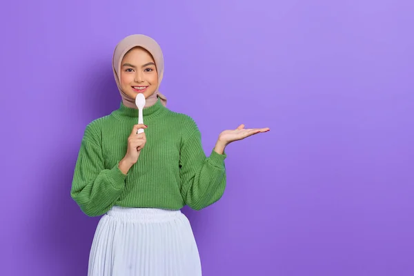Cheerful Beautiful Asian Woman Green Sweater Hijab Holding Spoon Showing — Stock Photo, Image