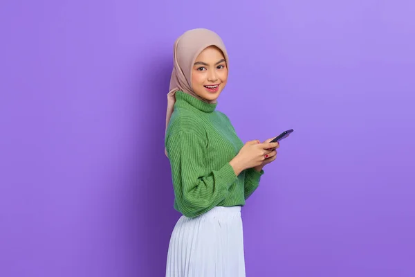 Retrato Hermosa Mujer Asiática Sonriente Suéter Verde Hijab Usando Teléfono —  Fotos de Stock