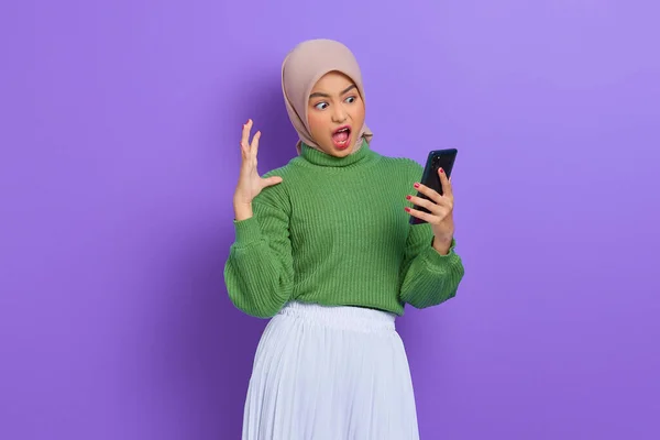 Úžasná Krásná Asijská Žena Zeleném Svetru Hidžáb Pomocí Mobilního Telefonu — Stock fotografie