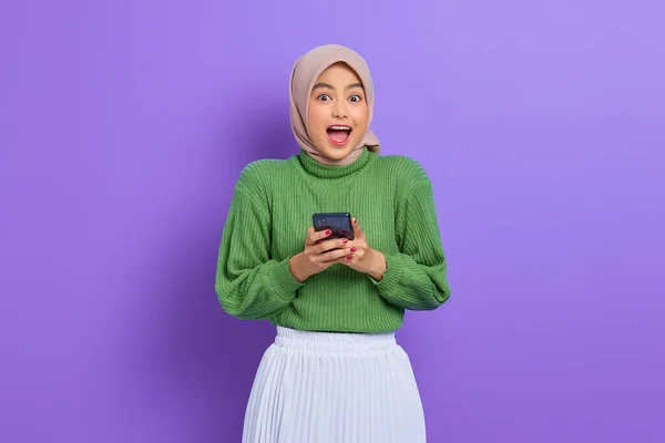 Opgewonden Mooie Aziatische Vrouw Groene Trui Hijab Met Behulp Van — Stockfoto