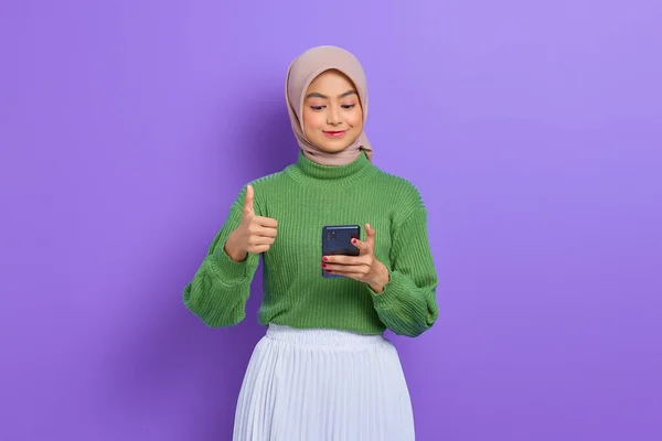 Alegre Hermosa Mujer Asiática Suéter Verde Hijab Usando Teléfono Móvil —  Fotos de Stock