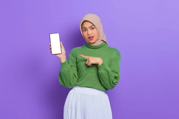Verward Mooie Aziatische Vrouw Groene Trui Hijab Wijzende Vingers Naar — Stockfoto