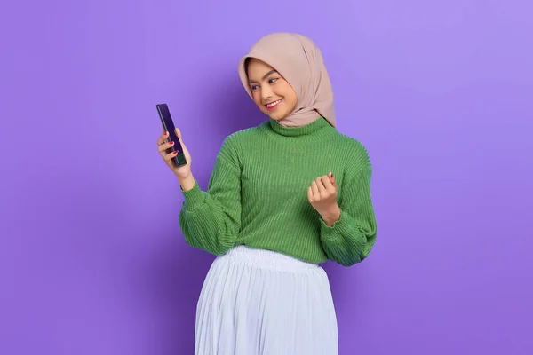 Excitada Bela Mulher Asiática Camisola Verde Hijab Usando Telefone Celular — Fotografia de Stock