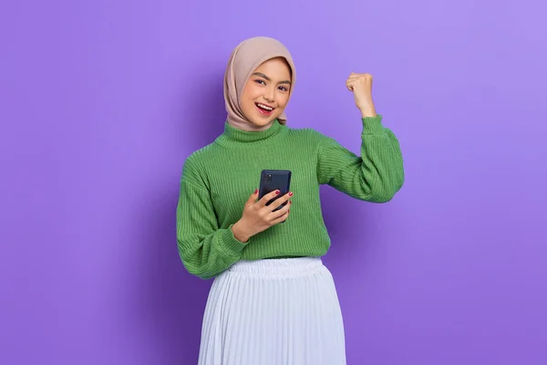 Emocionada Hermosa Mujer Asiática Suéter Verde Hijab Usando Teléfono Móvil —  Fotos de Stock
